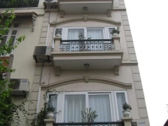  Bán nhà hẻm: 2MT 285 đường CMT8, quận 10, dt: 4x17m giá: 11 tỷ (TL)